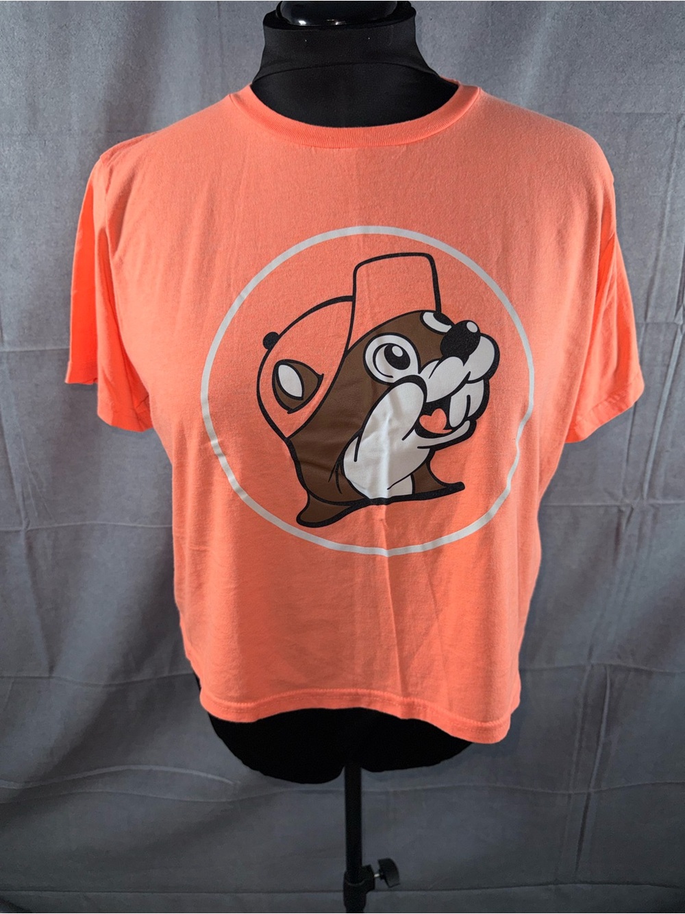 2680-Buc-ee’s Peach Short-Sleeve Graphic Tee